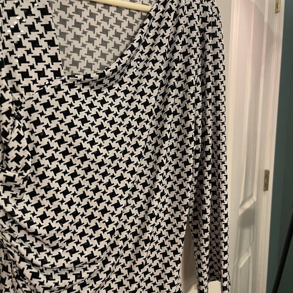 Chic Black and White Women's Blouse - Picture 5 of 8